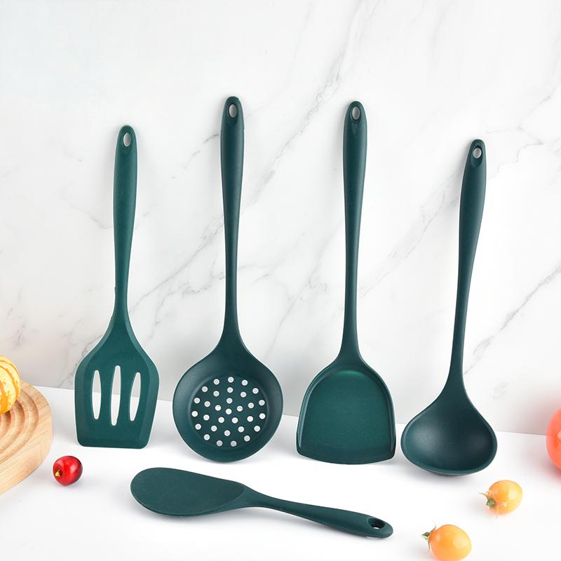 Offset Spatula Set - 5 個の食品グレードのシリコーンキッチン用品セット耐熱性ノンスティックスパチュラお玉穴付きスプーン調理ツールグリーン